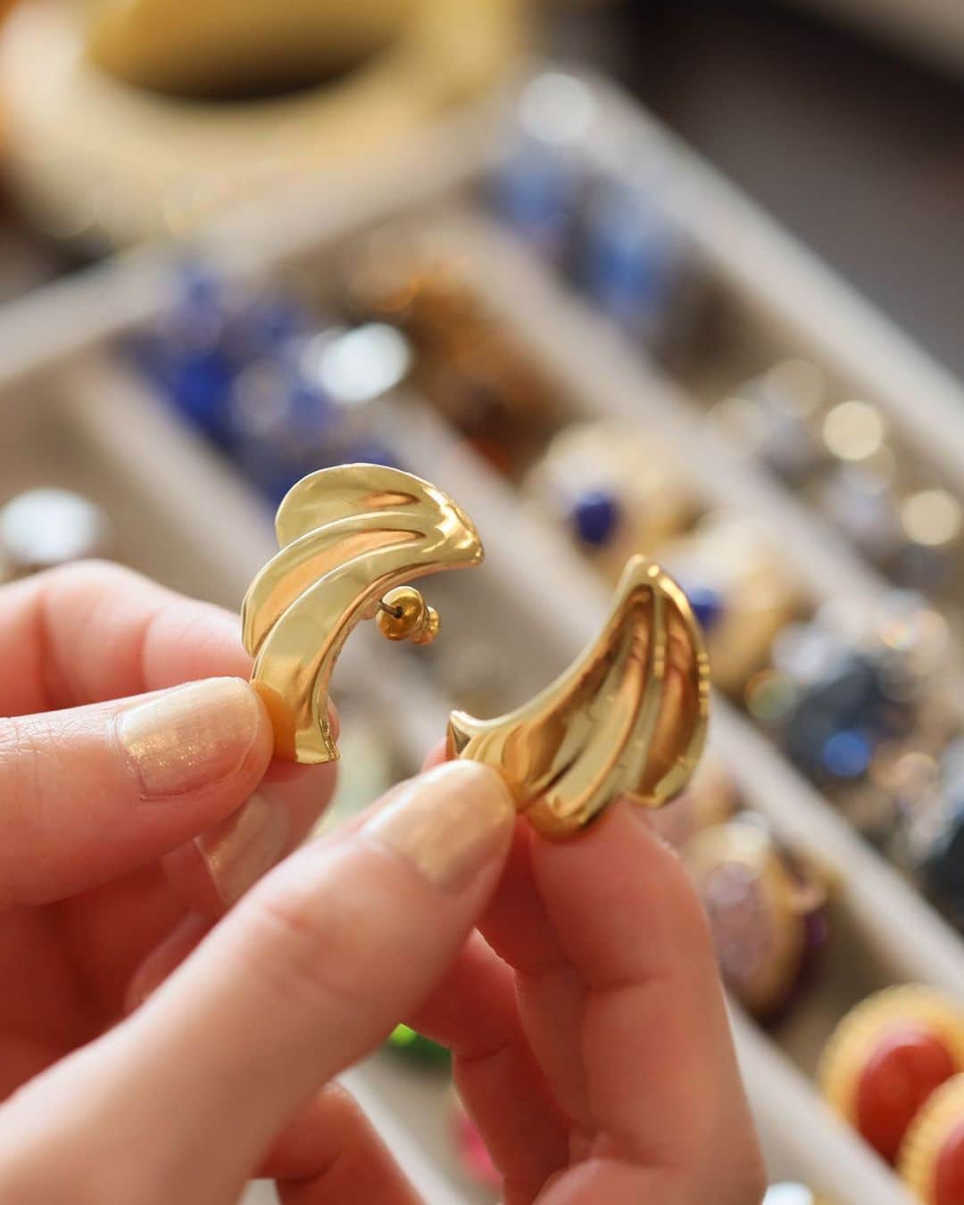 のインスタグラム：「💎 わたしだけのVintage Item💎 新品には出せない味わいと深みのある華やかさが魅力的なヴィンテージアクセサリーはいかがですか？﻿ ﻿ ﻿ ⭐️Vintage Accessory⭐️﻿ 実はHIROBでは、TRIFARIやAVONをはじめとしたさまざまなコスチュームジュエリーを展開。世代を超え、愛され続けるヴィンテージアクセサリーは大人の女性に身につけていただきたいアイテムです。﻿ ﻿ ﻿ ✔️ TRIFARI ピアス﻿ ¥8,800税込﻿ ﻿ ﻿ ※Vintage accessoryはオンラインストア、丸の内店にてお取り扱いとなります。﻿ ※Vintage商品はほとんどが一点ものとなります。予めご了承ください。﻿ ﻿ 🔔「はれこさんが挑戦！わたしだけのVintage Item」特集を公開中❣️﻿ トップページのURLからチェック♬﻿ ﻿ ﻿ #hirob#baycrews#baycrewsstore#watch#casualwatch#simple#antique#vintage#ヒロブ#ベイクルーズ#ベイクルーズストア#時計#腕時計#ウォッチ#カジュアルウォッチ#アンティーク#ビンテージ#ヴィンテージ#アンティークウォッチ#ビンテージウォッチ#vintageaccessory#ヴィンテージアクセサリー#accessory#アクセサリー#pierce#ピアス#trifari#トリファリ#自分へのご褒美」