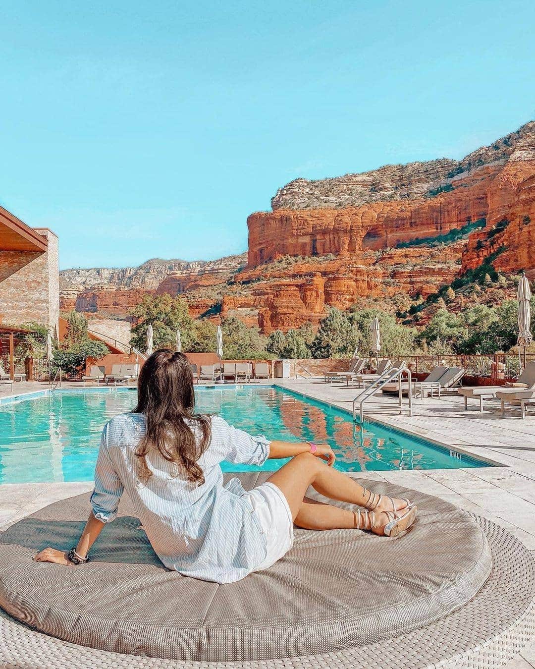 Visit The USAのインスタグラム：「In need of a "treat yourself" moment 💁 or a sunny getaway ☀️? The Enchantment Resort in Sedona, Arizona could be just the place! Relax by the pool with the beautiful Boynton Canyon as your backdrop! Tag a friend who would love to relax here. #VisitTheUSA 📸 : @emilybirren」
