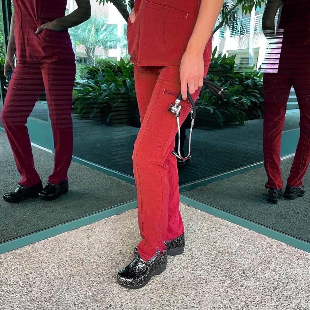ダンスコのインスタグラム：「Feeling festive and ready to give away more clogs today! 1) Nominate a nurse or healthcare worker by tagging them in the comments. 2) Make sure you’re following @dansko on Instagram. Dansko has been proud to support nurses and healthcare workers throughout their journey, and through our donation efforts over the past months. This year, we are celebrating nurses and healthcare workers all year long! #Giveaway Rules: Giveaway runs 12/18/20 at 9:00 AM EST - 12/20/20 at 11:59 PM EST. No purchase necessary. One winner will be randomly selected and will be notified via DM. Verification that the tagged friend is a nurse or healthcare worker may be required in the form of a nurse’s badge or ID. Winner will win one pair of Dansko shoes from the current collection with a total estimated retail value of $150 each. Giveaway not associated with Instagram. Full terms and conditions at the link in the bio.」
