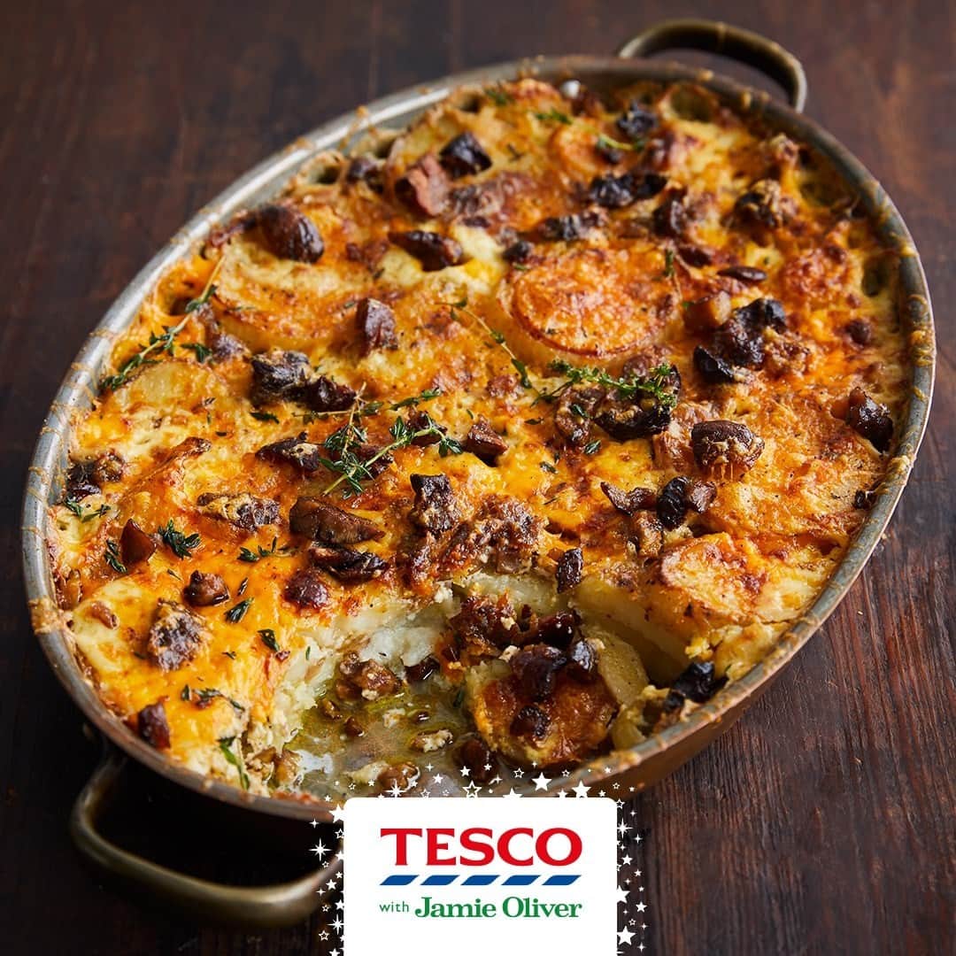 Tesco Food Officialさんのインスタグラム写真 - (Tesco Food OfficialInstagram)「What’s your favourite thing about Christmas dinner – the main or the sides? Before you answer, check out this deliciously creamy potato and parsnip bake by @JamieOliver. A winning festive side with tasty seasonal veg. #TescoAndJamie #EatMoreVeg  Ingredients 4 parsnips 1kg potatoes 2 onions 4 garlic cloves 20g fresh thyme 75g chestnuts (optional) olive oil 300ml single cream 50g mature Red Leicester  Method   1. Preheat the oven to gas 6, 200°C, fan 180°C. Scrub the parsnips and potatoes (there's no need to peel them), peel the onions and finely slice it all, adding to a large casserole dish as you go.   2. Peel, finely slice and add the garlic, strip in most of the thyme, then roughly bash and add most of the chestnuts (if using). Drizzle over 2 tbsp oil, add a good pinch of sea salt and black pepper, and toss everything together well. Arrange in a fairly even layer, pour over 300ml water, then tightly cover with foil and roast for 1 hr 10 mins.   3. Remove the dish from the oven, lift up the foil and drizzle over the cream. Re-cover, then put a folded tea towel on top and carefully press down to compress everything. Discard the foil.  4. Finely grate over the cheese, scatter with the reserved chestnuts and pick over the remaining thyme leaves. Drizzle with 1 tbsp oil, then return to the oven for a further 20 mins, or until golden and bubbling. Let it sit for a few mins before serving.」12月18日 23時00分 - tescofood