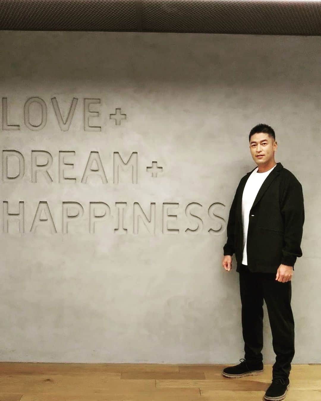 のインスタグラム：「今日は とある雑誌の撮影がありました〜  素晴らしい方と対談  トレーニングウェアじゃなくて ジャケットスタイル  チョー楽しい対談と めちゃくちゃカッコよい写真  発売が楽しみです  ストレングス〈筋トレ〉 頑張っているからカラダがデカくなってきた〜  #ビジネスアスリート #ととのえトレーニング #パフォーマンスギア #最短で最大の効果を出すトレーニング #ギア職人 #ギア師匠 #pcp #mba #アスリート #パーソナルトレーニング #ストレングスアンドコンディショニング  #ldh #ldhsports #幻冬舎 #ゲーテ」
