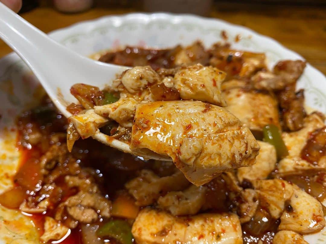 のインスタグラム：「深夜のマー…麻婆豆腐と、深夜のヤ…焼きそばです。旨辛い。あと麺類って本当に幸せな気持ちになります。この流れは確実にター先輩に影響されています。 #ター先輩 @tanabetomohiko  #麻婆豆腐 #焼きそば #鉄板焼 #おの #ちなみによく食べるのでこれ1人分です #31歳の成長期」