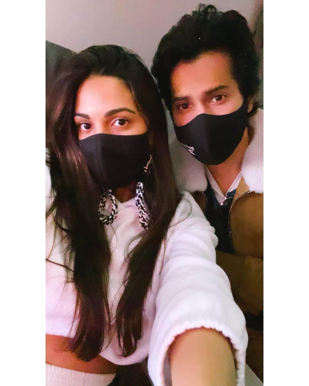 Varun Dhawanさんのインスタグラム写真 - (Varun DhawanInstagram)「And we’re back 👱🏼👱🏼‍♀️ #jugjuggjeeyo with my praying  partner 💫 @kiaraaliaadvani」12月18日 23時03分 - varundvn