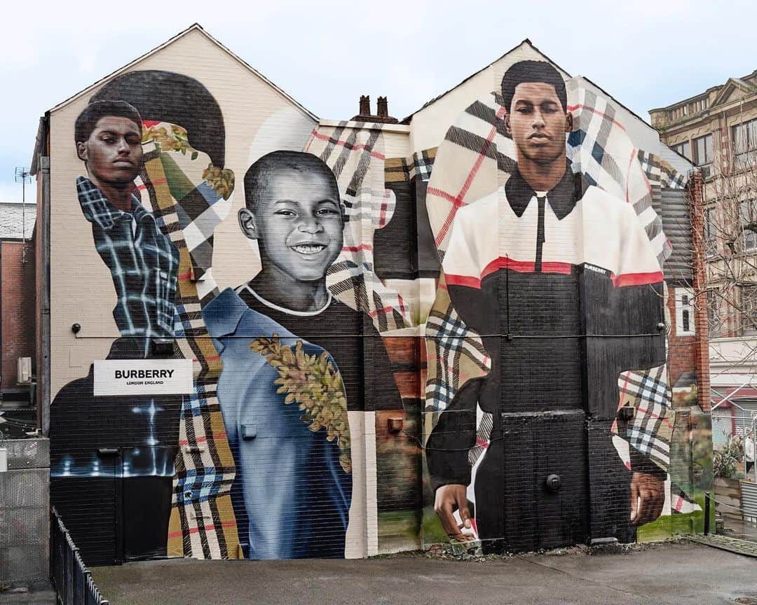 Burberryさんのインスタグラム写真 - (BurberryInstagram)「@JazzGrantStudio celebrates @MarcusRashford’s trailblazing work to support young people in our new mural in his hometown Manchester  #BurberryVoices」12月18日 23時04分 - burberry