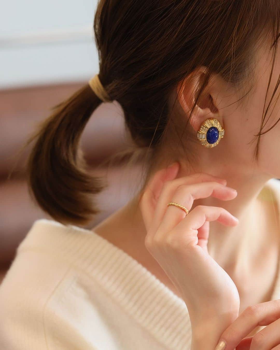 のインスタグラム：「💎 わたしだけのVintage Item💎 新品には出せない味わいと深みのある華やかさが魅力的なヴィンテージアクセサリーはいかがですか？﻿ ﻿ ﻿ ⭐️Vintage Accessory⭐️﻿ 実はHIROBでは、TRIFARIやAVONをはじめとしたさまざまなコスチュームジュエリーや、Diorなどのヴィンテージジュエリーを展開。世代を超え、愛され続けるヴィンテージアクセサリーは大人の女性に身につけていただきたいアイテムです。﻿ ﻿ ﻿ ✔️ DIOR イヤリング﻿ ¥26,400税込﻿ ﻿ ﻿ ※Vintage accessoryはオンラインストア、丸の内店にてお取り扱いとなります。﻿ ※Vintage商品はほとんどが一点ものとなります。予めご了承ください。﻿ ﻿ 🔔「はれこさんが挑戦！わたしだけのVintage Item」特集を公開中❣️﻿ トップページのURLからチェック♬﻿ ﻿ ﻿ #hirob#baycrews#baycrewsstore#watch#casualwatch#simple#antique#vintage#ヒロブ#ベイクルーズ#ベイクルーズストア#時計#腕時計#ウォッチ#カジュアルウォッチ#アンティーク#ビンテージ#ヴィンテージ#アンティークウォッチ#ビンテージウォッチ#vintageaccessory#ヴィンテージアクセサリー#accessory#アクセサリー#earring#イヤリング#dior#ディオール#自分へのご褒美」