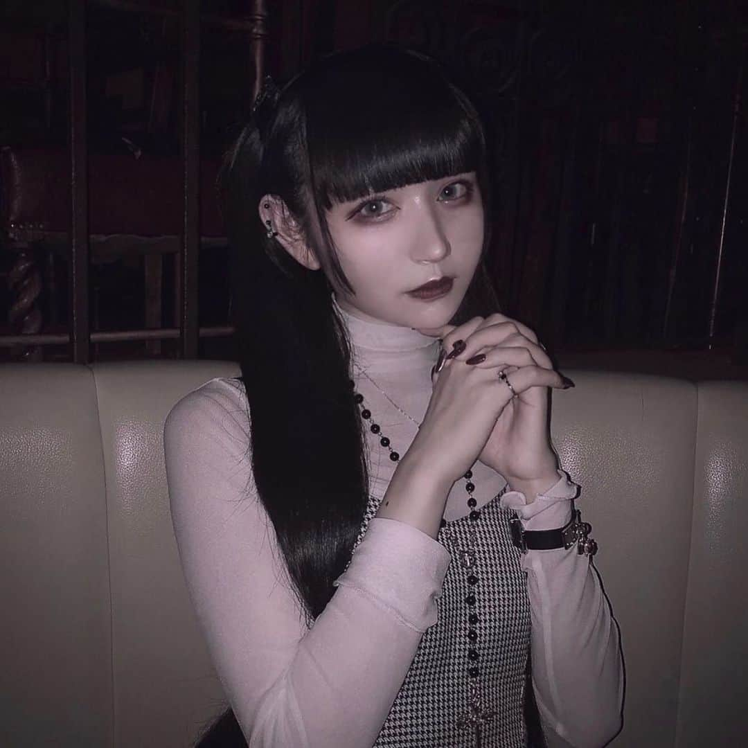 美宝女さんのインスタグラム写真 - (美宝女Instagram)「♡美宝女紹介♡ 姫乃　🖤さん 👁‍🗨【 @heav_en_ly 】  アイドル 悲撃のヒロイン症候群のメンバーの一人🖤  ゴシックやお人形のような凛とした雰囲気に憧れる女性が多く人気を集めています❣️🖤 ・ ・ 姫乃【 @heav_en_ly 】さんのアカウントには他にも素敵な投稿が沢山ありますので是非覗いてみて下さい❣️💄 ・ ・ 掲載ご希望な方は✔️ ▷@bi.ho.jo をタグ付け& #bihojo or #ビホジョ をお願い致します🙏💞 御質問はメッセージから承っております💌お気軽に御連絡下さい📭 ・ ・ 👁‍🗨男性メディアサイト👁‍🗨 【@fighissimo.jp】も是非ともご覧になってください！ ・ ・ #ビホジョ #美宝女 #bihojo #ファッション #インスタグラビア #ファッションコーデ #おしゃれさんと繋がりたい #お洒落さんと繋がりたい #コーディネート #ファッション好き #コーデ #今日のコーデ #ファッションスナップ #ファッションモデル #ファッション小物 #おしゃれ #ファッションアイテム #モデル #美女 #インフルエンサーマーケティング #ファッション好きな人と繋がりたい #ファインダー越しの私の世界 #可愛い子と繋がりたい#ファッション部 #イラスト #ファッション大好き #いいね返し #ファッションショー #インフルエンサー #可愛い」12月18日 23時15分 - bi.ho.jo