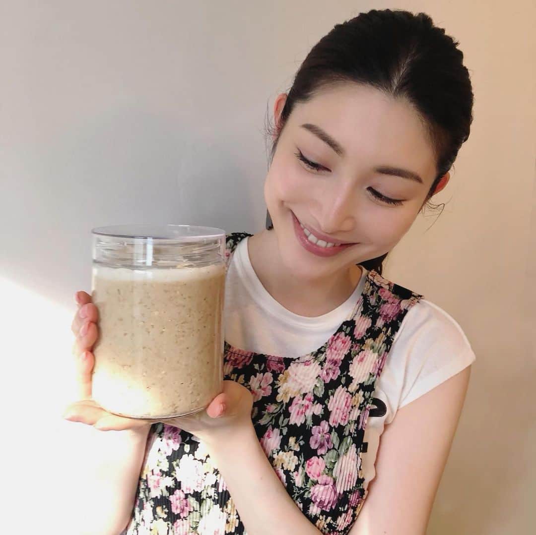 櫻井麻美のインスタグラム：「書籍「医者が考案した長生きみそ汁」で味噌汁ブームを巻き起こした小林弘幸教授の研究室に在籍しているのですが、今年は手作り味噌にもトライしました😋 ・ 作りたては白かったお味噌（１枚目）が、約半年の時を経て茶色く色づいています（２枚目）✨✨ ・ @saori_suwa_oishiiomiso 先生、そろそろ食べ頃でしょうか？？😋天地返しはしてません🙀 ・ 抗酸化作用の高い赤みそを取り入れたいですが、白みその優しい甘みに癒しを感じます💕 ・ ・ 明日は朝からELISAの実験です🧪溶かす時間も入れたら8時間以上かかりそうな予感…👩‍⚕️ ・ ・ #味噌作り  #みそ #みそ汁 #長生きみそ汁  #小林弘幸 先生 #腸活 #腸活ダイエット #医学博士課程 #実験の毎日 #研究生活 #もうすぐアブスト提出 #アラフォー #アラフォーダイエット #アラフォー美容」