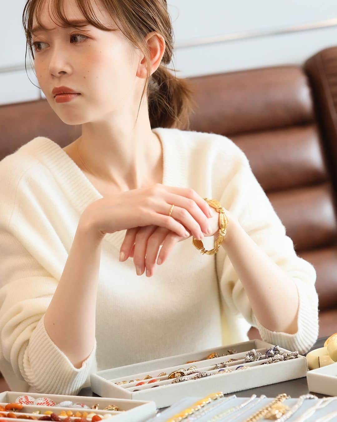 のインスタグラム：「💎 わたしだけのVintage Item💎 新品には出せない味わいと深みのある華やかさが魅力的なヴィンテージアクセサリーはいかがですか？﻿ ﻿ ﻿ ⭐️Vintage Accessory⭐️﻿ 実はHIROBでは、TRIFARIやAVONをはじめとしたさまざまなコスチュームジュエリーを展開。世代を超え、愛され続けるヴィンテージアクセサリーは大人の女性に身につけていただきたいアイテムです。﻿ ﻿ ﻿ ✔️ TRIFARI ブレスレット﻿ ¥24,200税込﻿ ﻿ ﻿ ※Vintage accessoryはオンラインストア、丸の内店にてお取り扱いとなります。﻿ ※Vintage商品はほとんどが一点ものとなります。予めご了承ください。﻿ ﻿ 🔔「はれこさんが挑戦！わたしだけのVintage Item」特集を公開中❣️﻿ トップページのURLからチェック♬﻿ ﻿ ﻿ #hirob#baycrews#baycrewsstore#watch#casualwatch#simple#antique#vintage#ヒロブ#ベイクルーズ#ベイクルーズストア#時計#腕時計#ウォッチ#カジュアルウォッチ#アンティーク#ビンテージ#ヴィンテージ#アンティークウォッチ#ビンテージウォッチ#vintageaccessory#ヴィンテージアクセサリー#accessory#アクセサリー#bracelet#ブレスレット#trifari#トリファリ#自分へのご褒美」