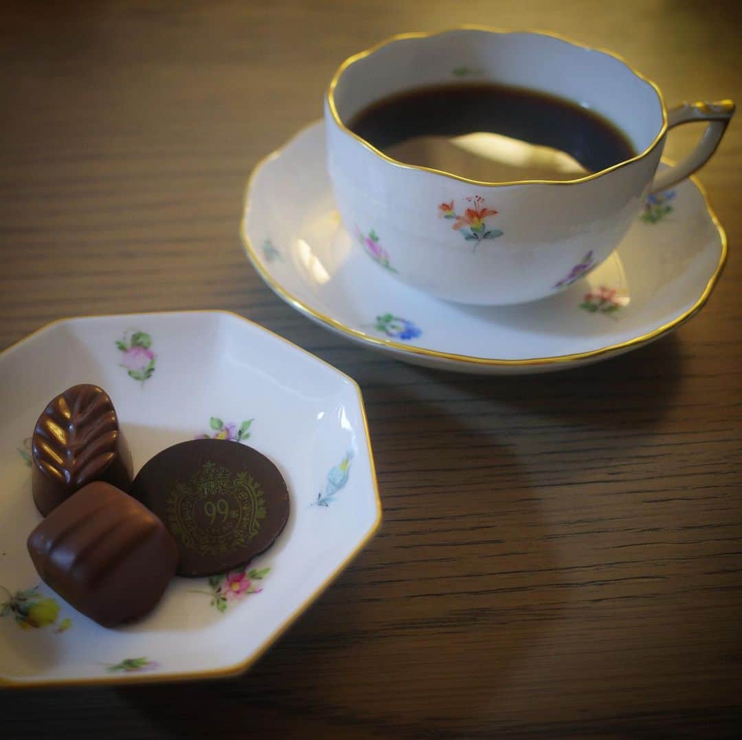 高垣麗子さんのインスタグラム写真 - (高垣麗子Instagram)「・ ・ ・  Herendを食器棚の奥から取り出して...♡  ・ ・ #自分に甘い夜 #Herend #chocolate」12月18日 23時08分 - reikotakagaki