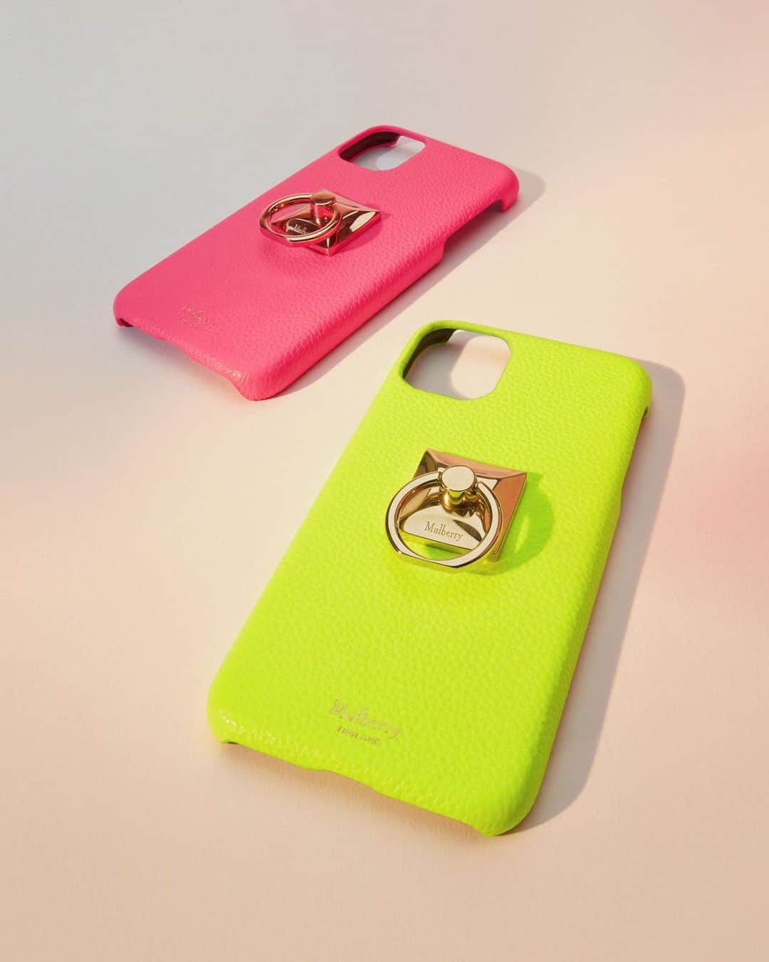 マルベリーさんのインスタグラム写真 - (マルベリーInstagram)「The Phone Finder⁠⠀ .⁠⠀ The iPhone cover in Neons. ⁠⠀ .⁠⠀ #MulberryFestive #MulberryGifts」12月18日 23時13分 - mulberryengland