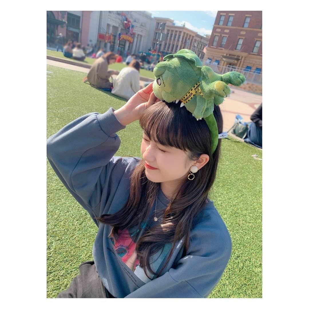 桜井美里さんのインスタグラム写真 - (桜井美里Instagram)「・﻿ ﻿ ﻿ ﻿ ﻿ 大阪旅行2日目は、 USJに行ってきました🦖💞﻿ ﻿ ﻿ この日はびっくりするくらい天気が良くて﻿、アトラクションもたくさん乗れて満足！！！﻿ ﻿ どれもほんとすごくて感動したな🥺﻿ ﻿ 特にザ・フライング・ダイナソーは﻿ 乗る前心臓バクバクしててやばくて、﻿ しかも1番前だったからこわかったんだけど﻿乗ってみたらすっごい楽しかった‪‪❤︎‬﻿ ﻿ ﻿ ﻿ 一日が本当にあっという間で﻿ また絶対遊びに行きたい！！！﻿ ﻿ ﻿ ほんと楽しかった😂﻿ ﻿ ﻿ ﻿ ﻿ #usj #ユニバーサルスタジオジャパン  #ユニバ  #ユニバフード  #大阪旅行 #感動 #思い出 #最高 ﻿ ﻿」12月18日 23時14分 - mippi__0418