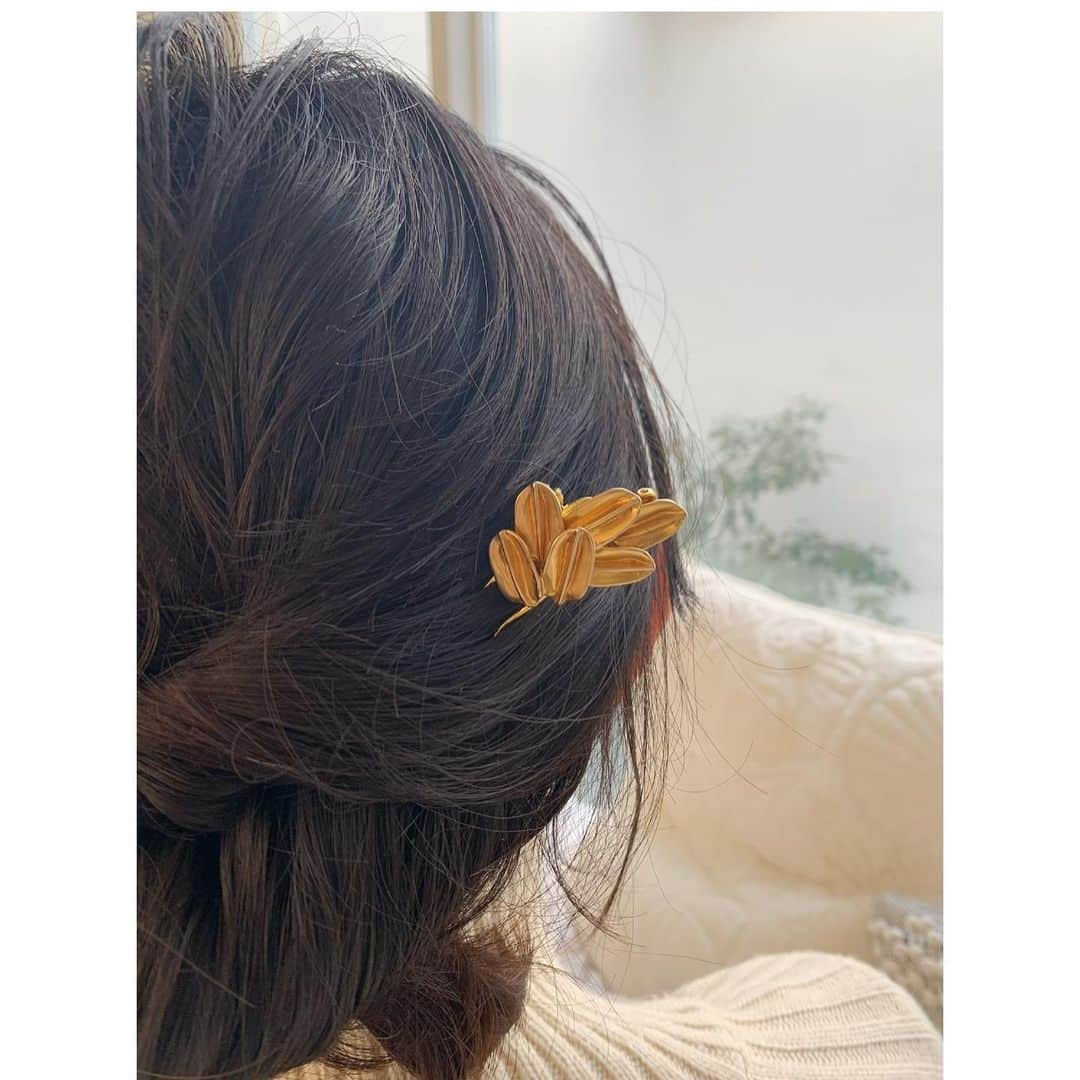 とよた真帆さんのインスタグラム写真 - (とよた真帆Instagram)「使わなくなったアクセサリー、 一つになってしまったイヤリングなどをかんざしに作り替えてみましたよ^ ^  作り方はいたって簡単！  簪の基本となる骨の部分を買い、手芸用系で巻いたり手芸用接着剤で工夫しながらつけるだけです。  1枚目から5枚目は作り替えた簪をルーズなまとめ髪にさしてみました。  6枚目は、パーツたち。7枚目は出来上がった簪。  着物の時の新しい簪が欲しくてネットサーフィンしていて、 ふと、、自分で作ってみよう😃と思いたちました。  これもDIYの一つですね^ ^👍  中には25年前くらいにしていたイヤリングもあり、母に貸していて戻ってきたりした物も。  でも、なんとなくイヤリングとしてはしない気分なので簪に。  着物や洋服の時でもルーズなまとめ髪の時につけてみようと思います✨  気に入ってくれたら友人にもあげたいな🌹  #maho #mahostyle  #fashion  #ヘアアクセサリー  #簪  #かんざし  #diy  #diy女子  #手芸  #手芸好き  #手芸部」12月18日 23時24分 - maho_toyota