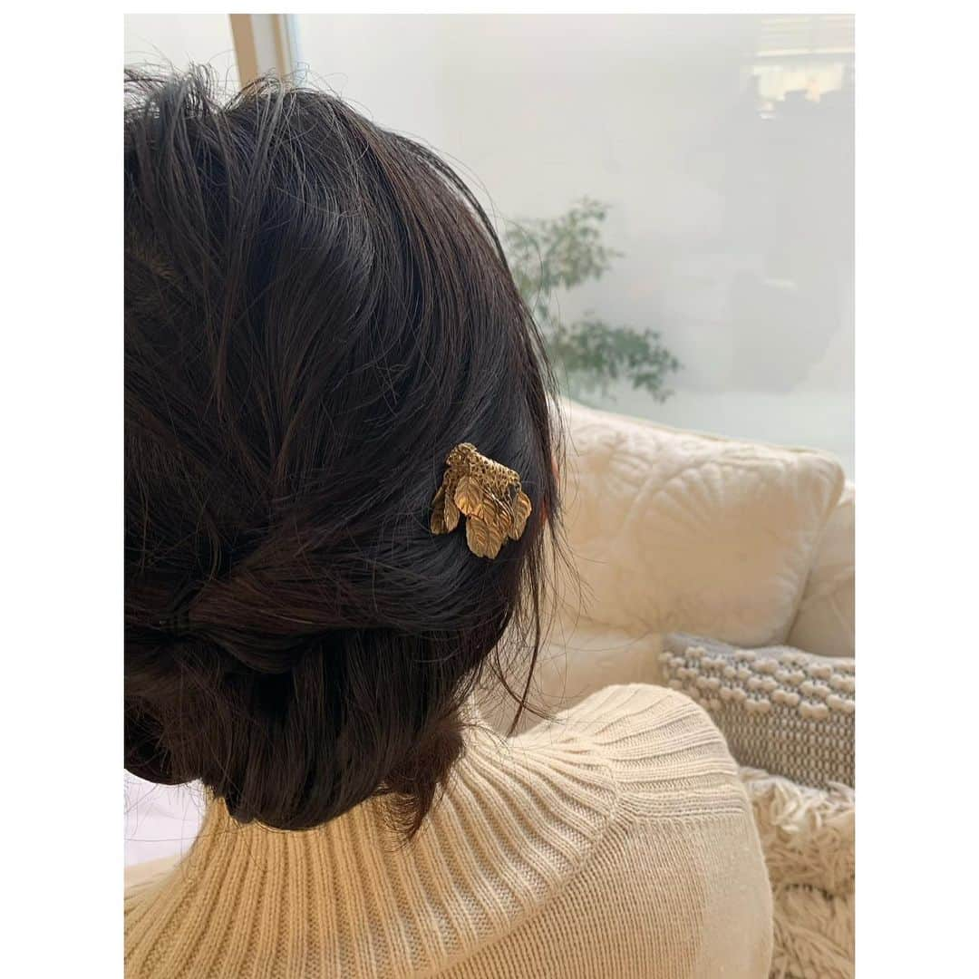 とよた真帆さんのインスタグラム写真 - (とよた真帆Instagram)「使わなくなったアクセサリー、 一つになってしまったイヤリングなどをかんざしに作り替えてみましたよ^ ^  作り方はいたって簡単！  簪の基本となる骨の部分を買い、手芸用系で巻いたり手芸用接着剤で工夫しながらつけるだけです。  1枚目から5枚目は作り替えた簪をルーズなまとめ髪にさしてみました。  6枚目は、パーツたち。7枚目は出来上がった簪。  着物の時の新しい簪が欲しくてネットサーフィンしていて、 ふと、、自分で作ってみよう😃と思いたちました。  これもDIYの一つですね^ ^👍  中には25年前くらいにしていたイヤリングもあり、母に貸していて戻ってきたりした物も。  でも、なんとなくイヤリングとしてはしない気分なので簪に。  着物や洋服の時でもルーズなまとめ髪の時につけてみようと思います✨  気に入ってくれたら友人にもあげたいな🌹  #maho #mahostyle  #fashion  #ヘアアクセサリー  #簪  #かんざし  #diy  #diy女子  #手芸  #手芸好き  #手芸部」12月18日 23時24分 - maho_toyota