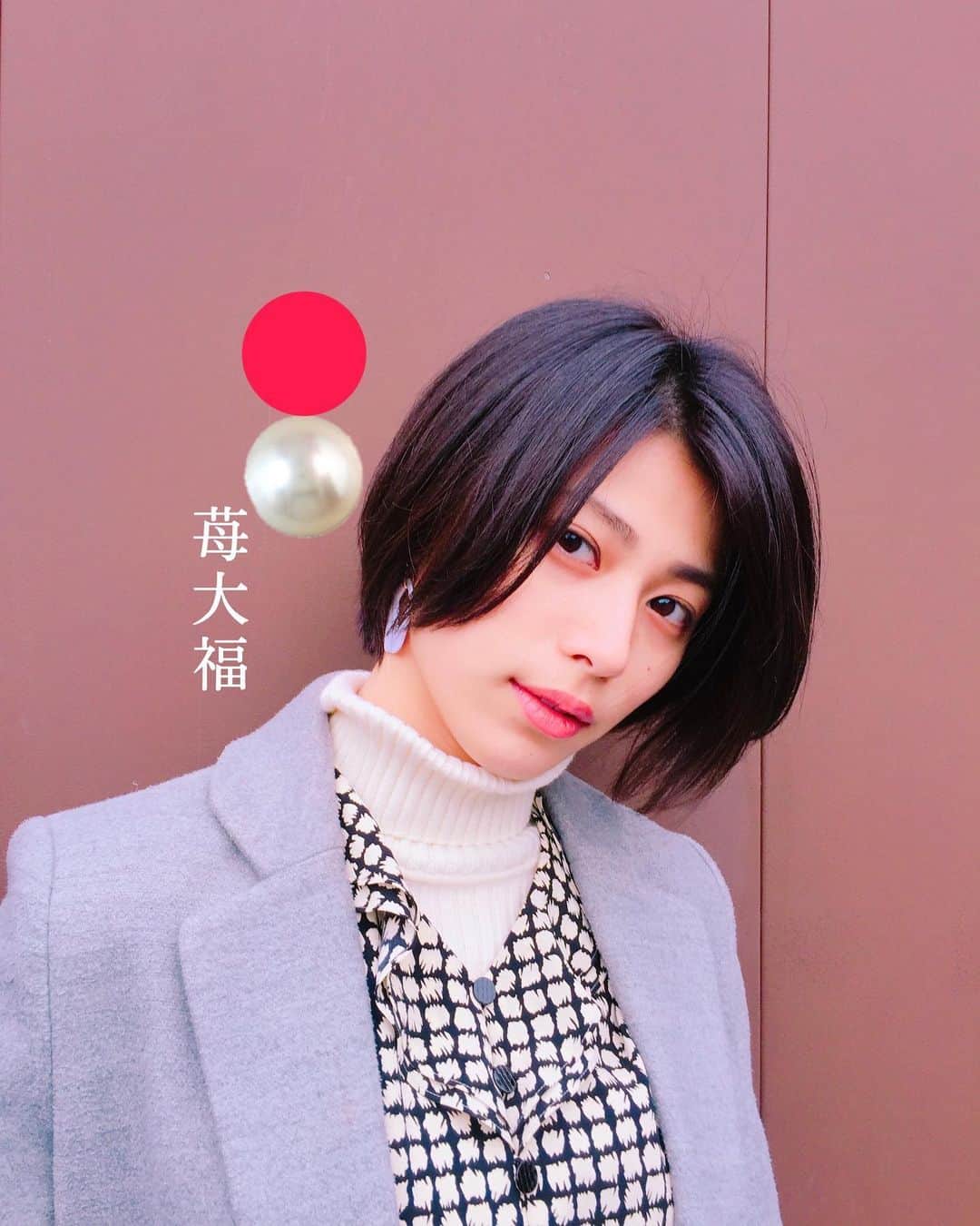 春川芽生のインスタグラム：「.  ２つ前のお正月写真🎍多分載せてないハズ！ 今年はおばあのお雑煮食べれなさそうかな〜〜〜_:(´ཀ`」 ∠): でも送れるプレゼント探す正月もいいか◎  #いやクリスマスわい。」