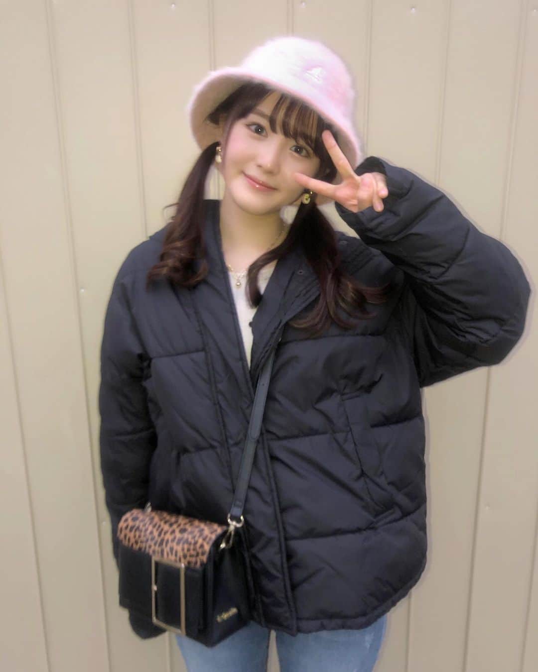 伊藤小春のインスタグラム：「・﻿ ポーズのバリエーションがピースしかないです👼﻿ ﻿ ﻿ なんともう学校が冬休みなので（やったー！）﻿ ONE PIECEを1巻から読み直しています☠️﻿ ﻿ 剛速でエニエス・ロビーまで来たよ！！！﻿ 自分の食べた実がキリンだったらめっちゃ嫌だな…﻿ ﻿ ﻿ 超絶インドアな私にとって、運動や買い物よりも﻿ 家で漫画やアニメに浸るのが最高の息抜きです（運動はした方が良いよ）﻿ ﻿」