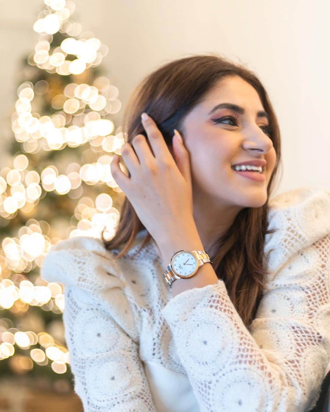 Aashna Shroffさんのインスタグラム写真 - (Aashna ShroffInstagram)「Tis’ the season to be jolly!🌟  Season’s greetings from @danielwellington and yours truly! Buy any 2 watches or accessories and get 25% off right now! Plus you can use my code ‘AASHNAXDW’ for an extra 15% off!🎁  #DWForEveryone​ #DanielWellington」12月18日 23時29分 - aashnashroff