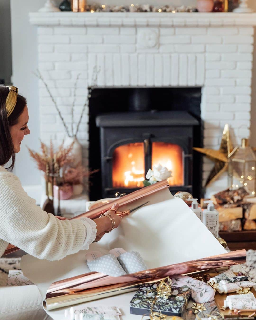 ローラアシュレイのインスタグラム：「There’s still time to pick up those last minute Christmas gifts 🎁 ⁣ ⁣ Our Luxury Slipper Set is the perfect stocking filler for someone who’s been rushed off their feet this year! This delightful duo includes a pair of cosy Laura Ashley slippers and a hydrating rose & green tea scented foot balm. ⁣ ⁣ Discover the collection at @BootsUK.⁣ ⁣ 📷 by @MonicaBeatrice⁣ #BringingChristmasHome」
