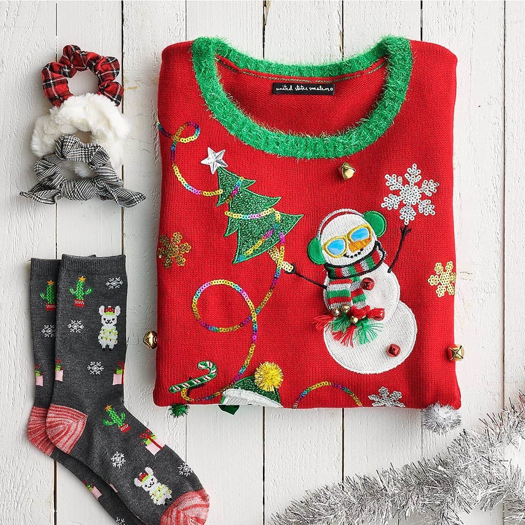 ロック&リパブリックのインスタグラム：「Why stop at an ugly sweater when you can have fun socks and scrunchies too? 🎄#nationaluglychristmassweaterday #Kohls」