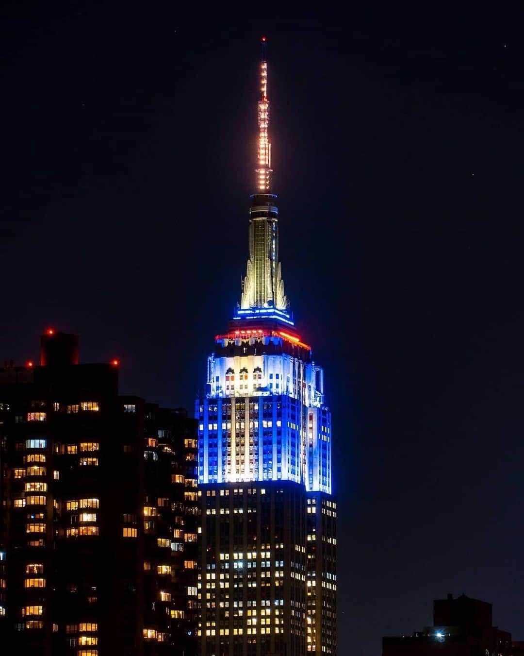 Empire State Buildingさんのインスタグラム写真 - (Empire State BuildingInstagram)「Lighting up with a 🕯 atop our mast for #Chanukah tonight as we shine for the final night in blue & silver! #Hanukkah 🕎    📷: @kingy27nyc  #EmpireStateBuilding」12月18日 23時32分 - empirestatebldg