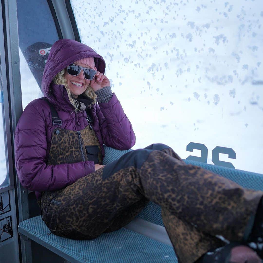 リンゼイ・ジャコベリスのインスタグラム：「Friday vibes ❄️ 📸 @sennaleith」