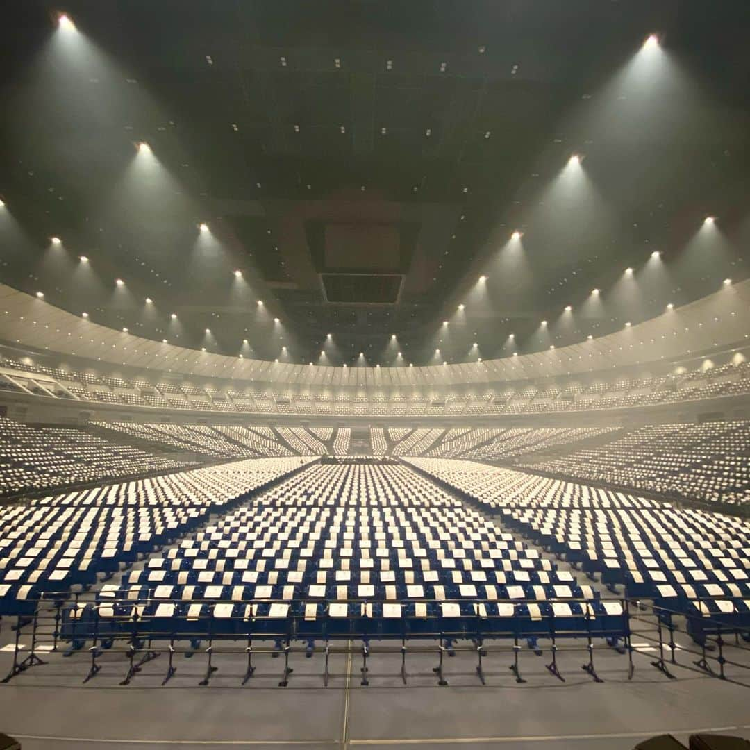 朝倉真司のインスタグラム：「AIMYON TOUR 2020“ミート・ミート” 横浜アリーナ2days初日。横浜アリーナはいい小屋だ。でかいけどなんかちゃんとライブハウスっぽい。何というか、お客さんが声を出せなくてもちゃんとどよめく。みょんちゃんもちょうど一年振りの公演に感慨深そうだった。場所の力。明日も出来るなんて本当に嬉しいねえ(^^) #あいみょん  #ミートミート」