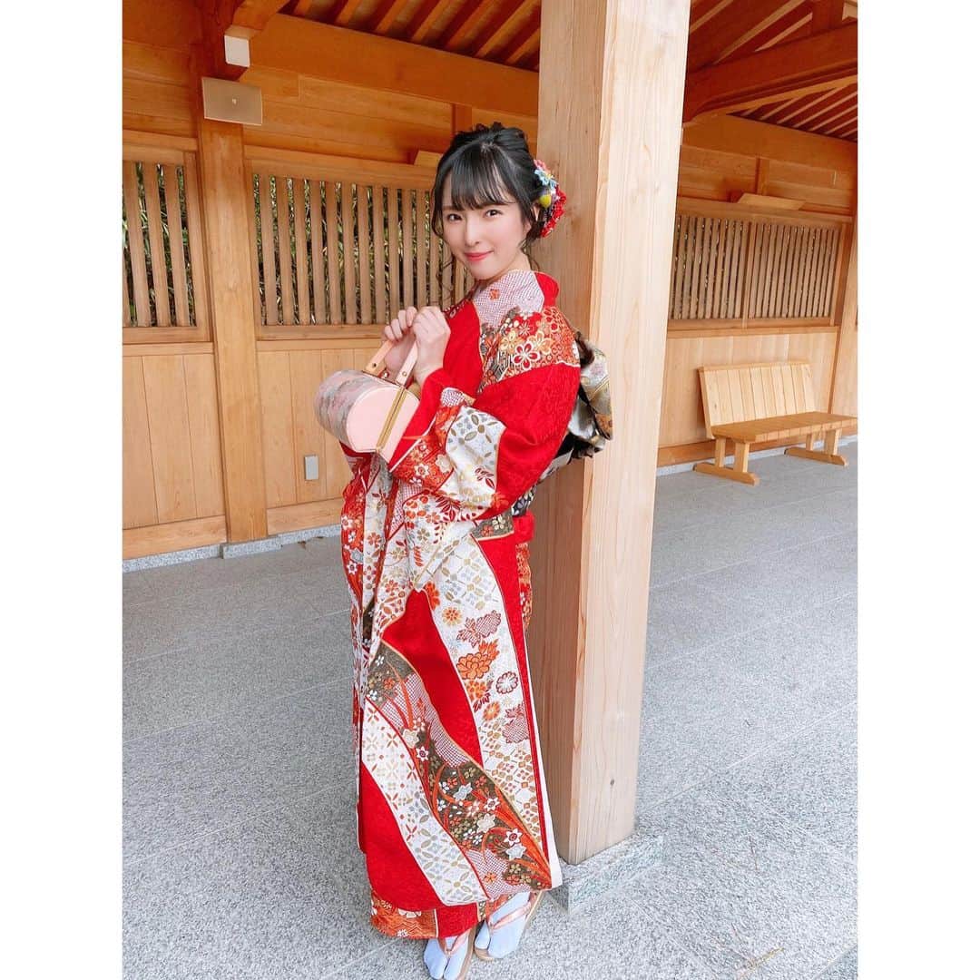 大塚七海のインスタグラム：「先日、護國神社にてひと足早い成人式を行いました！ 「とまつ衣装店」さんにご協力いただき、十日町市の「滝泰」さまの素敵な振袖を着させていただきました✨ 赤い振袖にずっと憧れていたので、今回着ることができてとても嬉しかったです☺️ #ngt48 #成人式 #振袖」