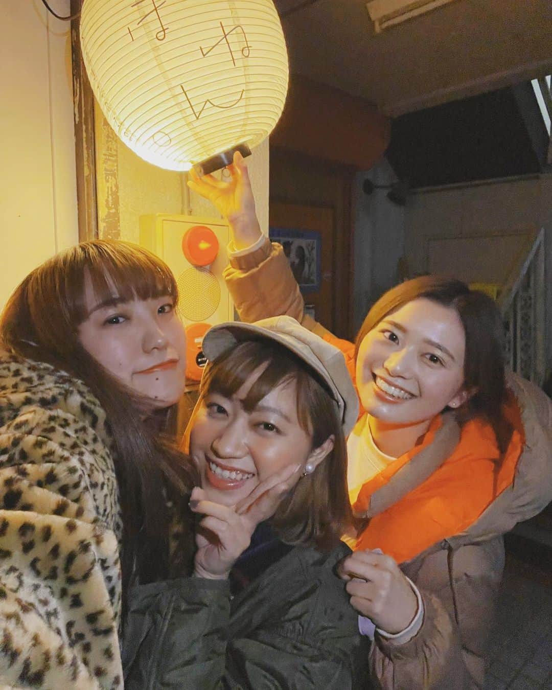 渡辺梨夏子のインスタグラム：「2020年の後半、ゆるりと会える機会が増えててうれしい！楽しいお店で美味しい時間を過ごした夜☺️🍶今年もあと10日ちょっとって大変。（あと１週間くらいは特に自分との闘いだな）頑張るふたりからやる気と元気をもらいました〜🙏✨  @natsumi_kazama  @yuho_ogr   #記憶の記録#めも #下北沢#下北 #まぼねん」