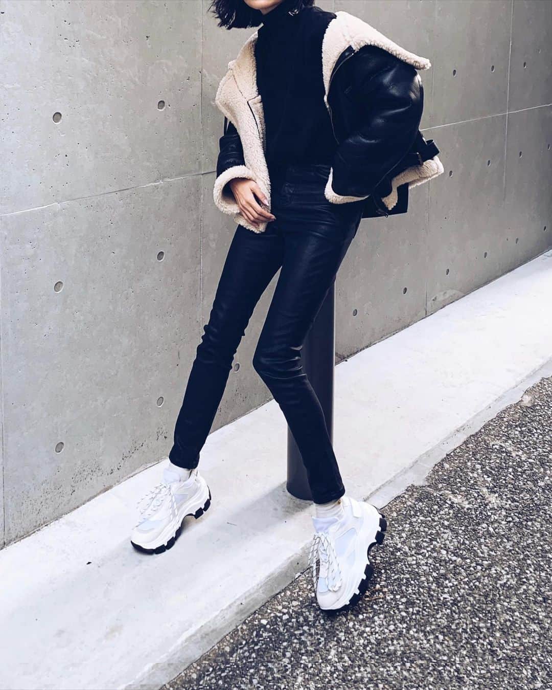 ALISA MATSUMURAさんのインスタグラム写真 - (ALISA MATSUMURAInstagram)「Style:) keep it simple…😎 . BLACK× leather🖤🖤 なんとなく被り物なしDAY ソックスは🧦☺︎← . アウターが本格的に着れる寒さに なって来た😀👍 …かなっ . 明日もがんばろっっ✨ . お疲れさまでしたー☕️♫ . #RULAHコーデ#RULAH_official#ムートン#レザーパンツ#スニーカー#スニーカーコーデ#カジュアル#カジュアルコーデ#シンプル#ブラックコーデ#す」12月18日 23時38分 - alisa_raw