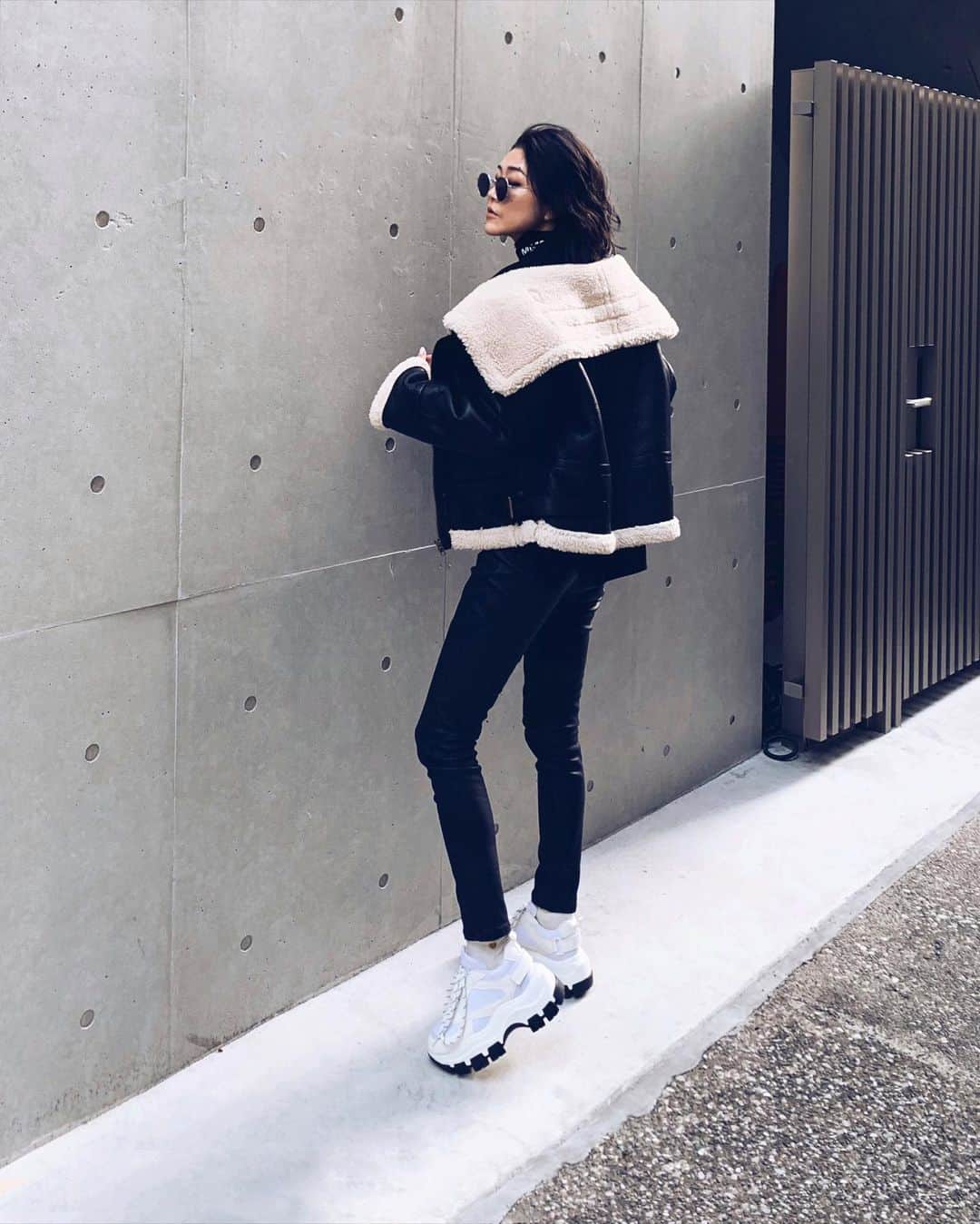 ALISA MATSUMURAさんのインスタグラム写真 - (ALISA MATSUMURAInstagram)「Style:) keep it simple…😎 . BLACK× leather🖤🖤 なんとなく被り物なしDAY ソックスは🧦☺︎← . アウターが本格的に着れる寒さに なって来た😀👍 …かなっ . 明日もがんばろっっ✨ . お疲れさまでしたー☕️♫ . #RULAHコーデ#RULAH_official#ムートン#レザーパンツ#スニーカー#スニーカーコーデ#カジュアル#カジュアルコーデ#シンプル#ブラックコーデ#す」12月18日 23時38分 - alisa_raw