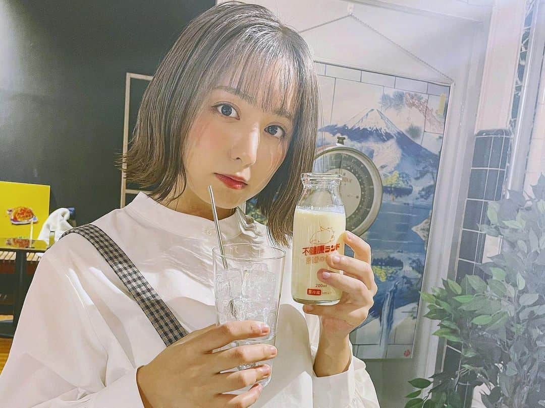 前田美里のインスタグラム：「本日オープン。💚🎉  不健康ランド~背徳の美味~☕️ @fukenkouland  . 女湯で飲むお酒は背徳感いっぱいです。  #film 🎞 2枚目〜5枚目 #pentaxespio120mi  #kodakportra800   #金曜日 #不健康ランド #根津 #カフェ #カフェ巡り #不純喫茶ドープ #photo #ファインダー越しの私の世界 #被写体 #写真好きな人と繋がりたい  #写真 #ヲタク #櫻坂46 #日向坂46 #ヲタク  #フォロー #フォロワー募集中  #idol #fashion #japanesegirl #follow #follow」