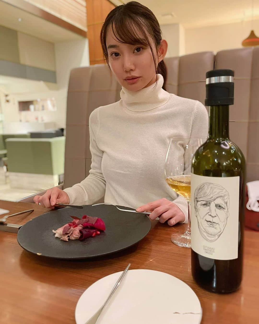 保坂玲奈さんのインスタグラム写真 - (保坂玲奈Instagram)「大好きなライフスタイルホテルのラスト  すっぴんで朝ごはんだけを食べに来たり､ おこもりSTAYしたり､ ルーフトップでフランス映画や花火を観たり､ 展示会で行ったり､2階のgallery doで器を買ったり､ 好き過ぎて父が東京に来た時に 泊まってもらったりもした思い出の場所。  古いものをリノベーションして大切に使う考え方､ レストラン､キオクでは 青木良太さんなど作家さんの器で 出てくるフレンチベースの料理､ 器はほとんど金継ぎして使われているのも素敵。 家具､音楽､静かな空間が大好き😳  老朽化でホテルは今月20日まで､ レストランは今日18日がラスト。 最後の日に行けて嬉しい😳  1品目は湯澤シェフが ここで初めて出したメニュー。 最後の日に出すって聞いて私までうるってきた😢  #クラスカ#CLASKA#目黒#kiokuh #ワインのおじさんとツーショ✌️」12月18日 23時49分 - __renao_0707