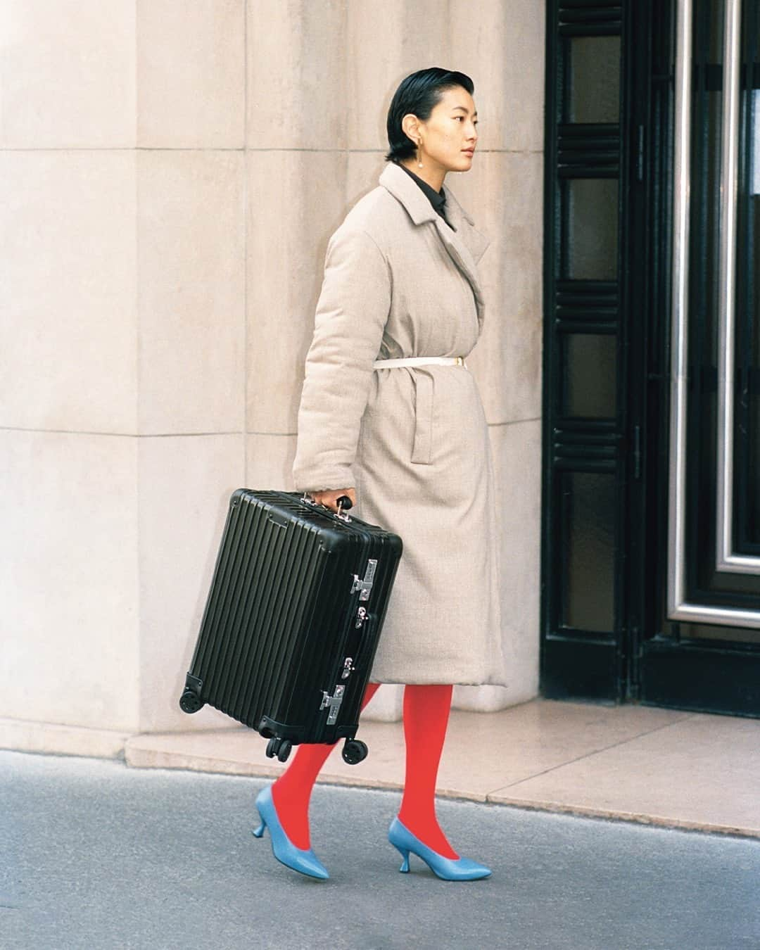 リモワさんのインスタグラム写真 - (リモワInstagram)「On the go with the RIMOWA Classic Cabin in Matte Black.⁣⁣ ⁣⁣⁣⁣ ⁣⁣#RIMOWA #RIMOWAclassic」12月19日 0時00分 - rimowa