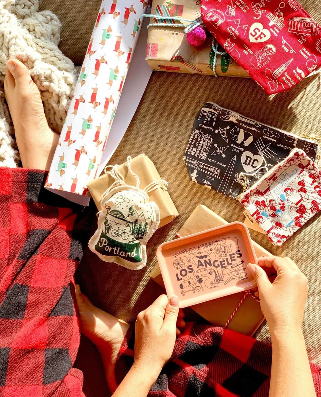マップトートのインスタグラム：「Who else LOVES wrapping presents?! 🙋🏽‍♀️🙋🏻‍♂️ From stocking stuffers to sending love to family afar we got you covered this season! Enjoy FREE standard domestic shipping all month long!」
