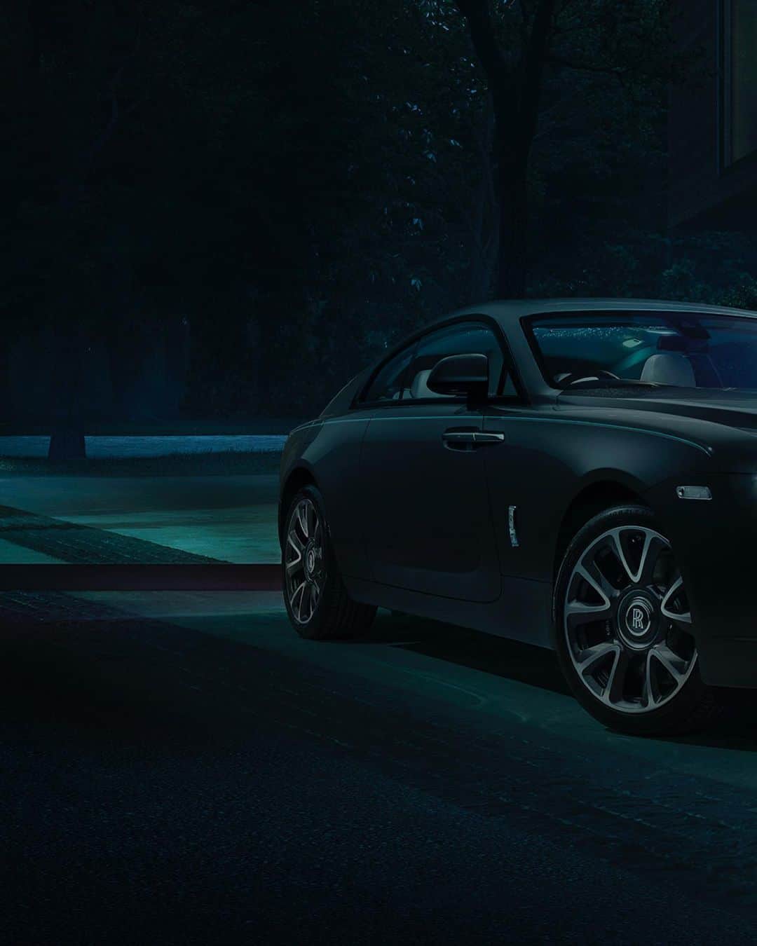 ロールス・ロイスのインスタグラム：「From dusk till dawn, greatness never sleeps.  Discover our #InspiringGreatness series now; link in bio.  #RollsRoyceWraith  — NEDCcorr (combined) CO2 emission: 365-363 g/km; Fuel consumption: 17.7-17.8 mpg / 16.0-15.9 l/100km; WLTP (combined) CO2 emission: 369-357 g/km; Fuel consumption: 17.3-17.9 mpg / 16.3-15.8 l/100km」