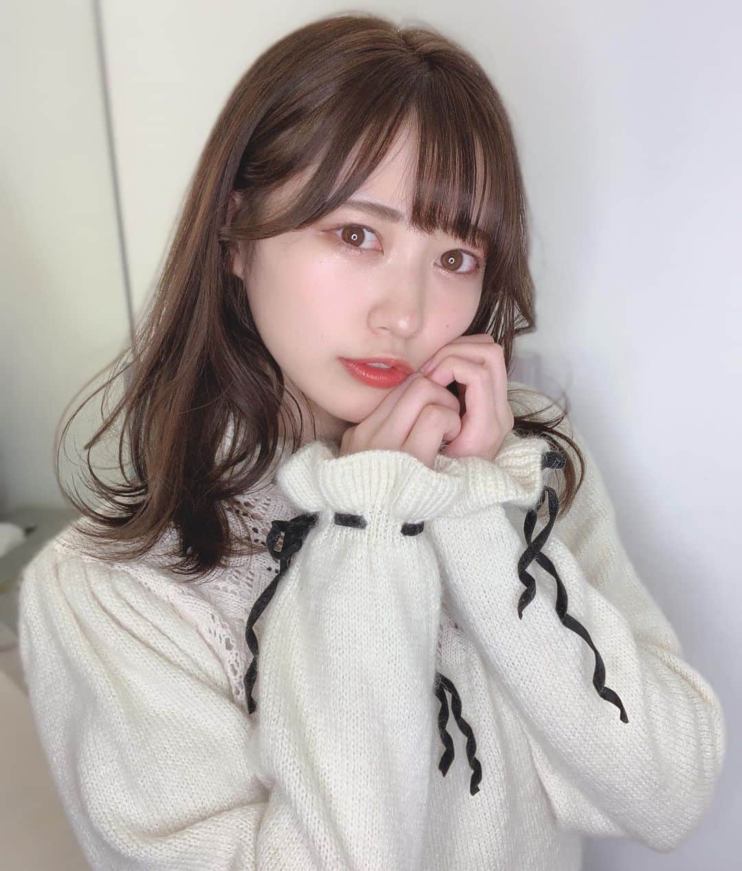 空野青空のインスタグラム：「お久しぶりに美容院にいってきました〜💇🏼✨   お世話になったのはSHIMA GINZAの @reinaaa55 サン🎀 癒し系すぎて終始(＾ω＾)こんな顔になってしまった、、、そして髪まきまきが最強すぎる。  ありがたきですなぁ〜〜〜 またお邪魔します👩‍❤️‍💋‍👩❣️❣️  #美容院 #銀座美容院 #美容院行ってきた #美容院帰り #美容院day #東京美容院 #shimaginzaannex #shimaginza #アイドル前髪 #アイドルヘア #アイドルカット #アイドルメイク #暗髪 #暗髪カラー #暗めカラー #ナチュラルカラー #ミディアムヘア #ミディアムロングヘア #女子力 #量産型 #量産型女子」