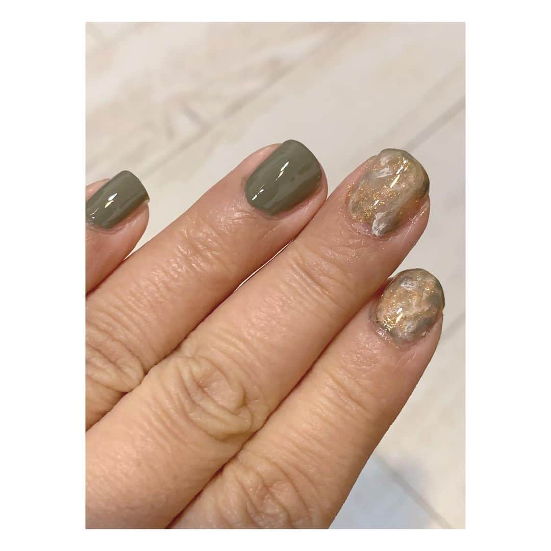 はるはるのインスタグラム：「ネイルの投稿ばっかになってる💅  多分ニュアンスネイル？でやってみたー✨ 多分できたー 多分いい感じー  でもなんかちょっと物足りないなぁー あと本当は中指と薬指にニュアンスネイルしたかった。。。 間違えて人差し指ー(T＿T)  #ポリッシュネイル #くすみカラーネイル #ニュアンスネイル #セルフネイル #セルフネイル初心者 #ネイルホリック」