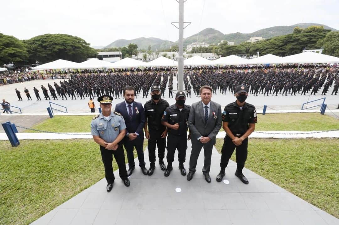 ジルマ・ルセフのインスタグラム：「O Presidente Jair Bolsonaro está no Rio de Janeiro, onde participou da solenidade de Conclusão do Curso de Formação de Soldados da Polícia Militar. O evento aconteceu na manhã desta sexta-feira (18). Fotos: Isac Nóbrega/PR」
