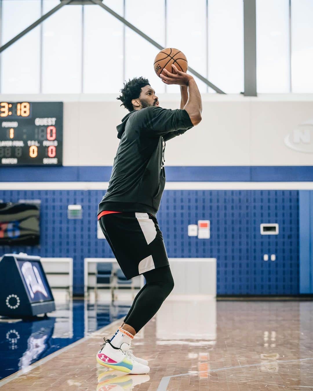 Under Armour Basketballさんのインスタグラム写真 - (Under Armour BasketballInstagram)「Lawrence ➡️ Philly. The #EmbiidOne “Draft Night” celebrates the moment @JoelEmbiid’s @NBA dreams became a reality. Shop the link in bio.」12月19日 0時02分 - uabasketball