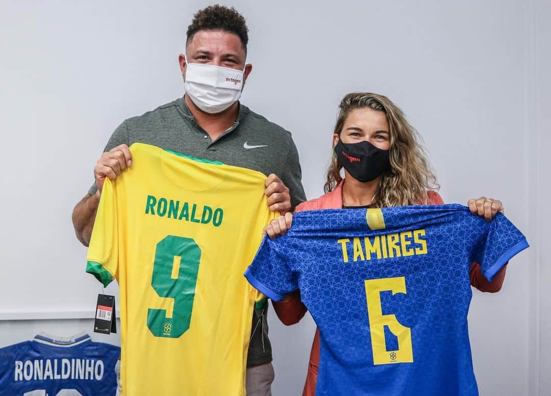 ロナウドのインスタグラム：「O futebol feminino está vivendo um momento de transformação. A @tata_dias10, mais que símbolo, é agente da mudança. Titular da @selecaofemininadefutebol e capitã do @corinthiansfutebolfeminino, concilia, com maestria, a carreira de jogadora de futebol com a maternidade.  Com muito orgulho, anuncio que essa super mulher, que já conta com a estrutura profissional da @r9gestao (gestão patrimonial e financeira) e @rioscom (relações públicas), entra agora para o time da @octagonbrasil. Vamos juntos somar força ao desenvolvimento do futebol feminino no Brasil através da sua gestão de imagem. Bem-vinda, Tata!」