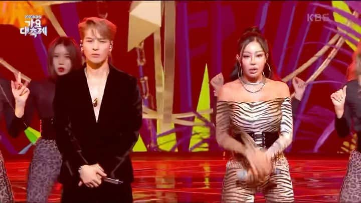 ジャクソンのインスタグラム：「This my sis @jessicah_o  그래서 내 눈누난나 🎤🎵💯🙌🙏  Jackson It took me 5 mins cooking up the verse  like Bobby Flay and damn it got me breathing like uh uh uh Tryna catch a little vibe with ‘queen Jessi Quit playing  You know you can never deny nah nah Catch me in a club edit film a movie about it Yeh I play hard I work even harder CEO at 23 Ambition hates sleep Recognition too loud I can barely hear ya  #눈누난나」
