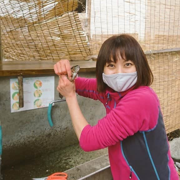 のインスタグラム：「マスを沢山釣りまして  ハサミでさばきました 初めての魚さばき、、！！  ちなみにマス釣りは 2100円で１人５匹まで釣ってオーケーで、釣ったら持ち帰れました✨🐟 (値段はえさや選んだものによります🍀)  自分たちで釣った魚をそのあと焼いて食べるのも 美味しさが増して感慨深かったです💠  キャンプと釣り🍀 素敵な組み合わせだ、、、！  #キャンプ  #釣り  #マス釣り #魚  #camper  #camp #魚  #うお〜」