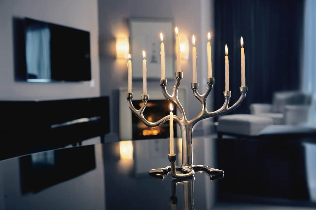 トランプ・ホテルさんのインスタグラム写真 - (トランプ・ホテルInstagram)「On the last day of Hanukkah, we're wishing all who celebrate around the world peace & light this holiday season. 🕯  #HappyHanukkah」12月19日 0時16分 - trumphotels