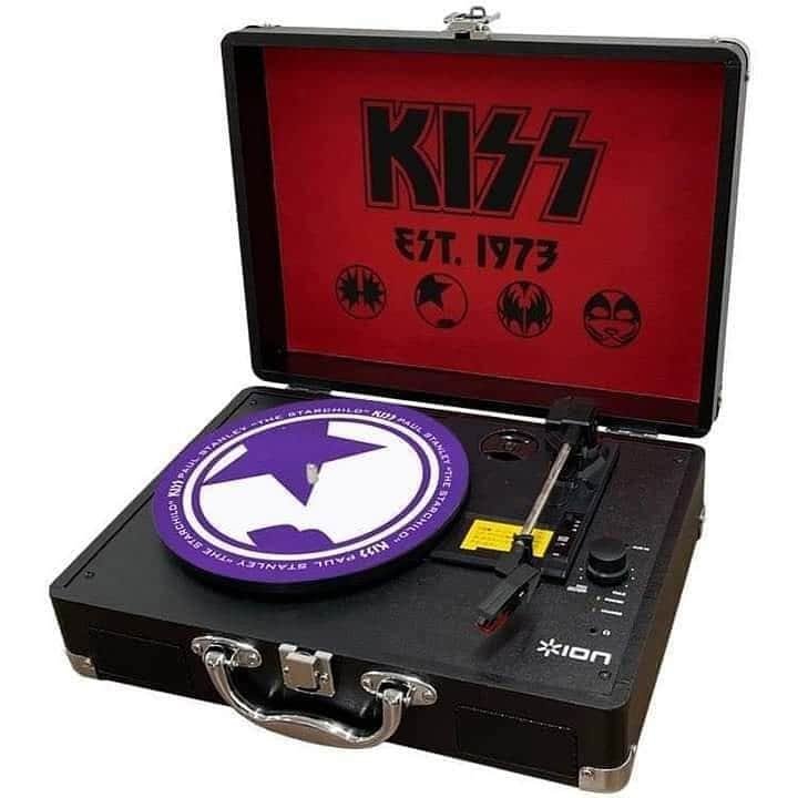 KISSさんのインスタグラム写真 - (KISSInstagram)「#CollectingKISS! So many cool new #KISS items from licensees around the world!   What's the latest addition to your collection, #KISSARMY?」12月19日 0時09分 - kissonline