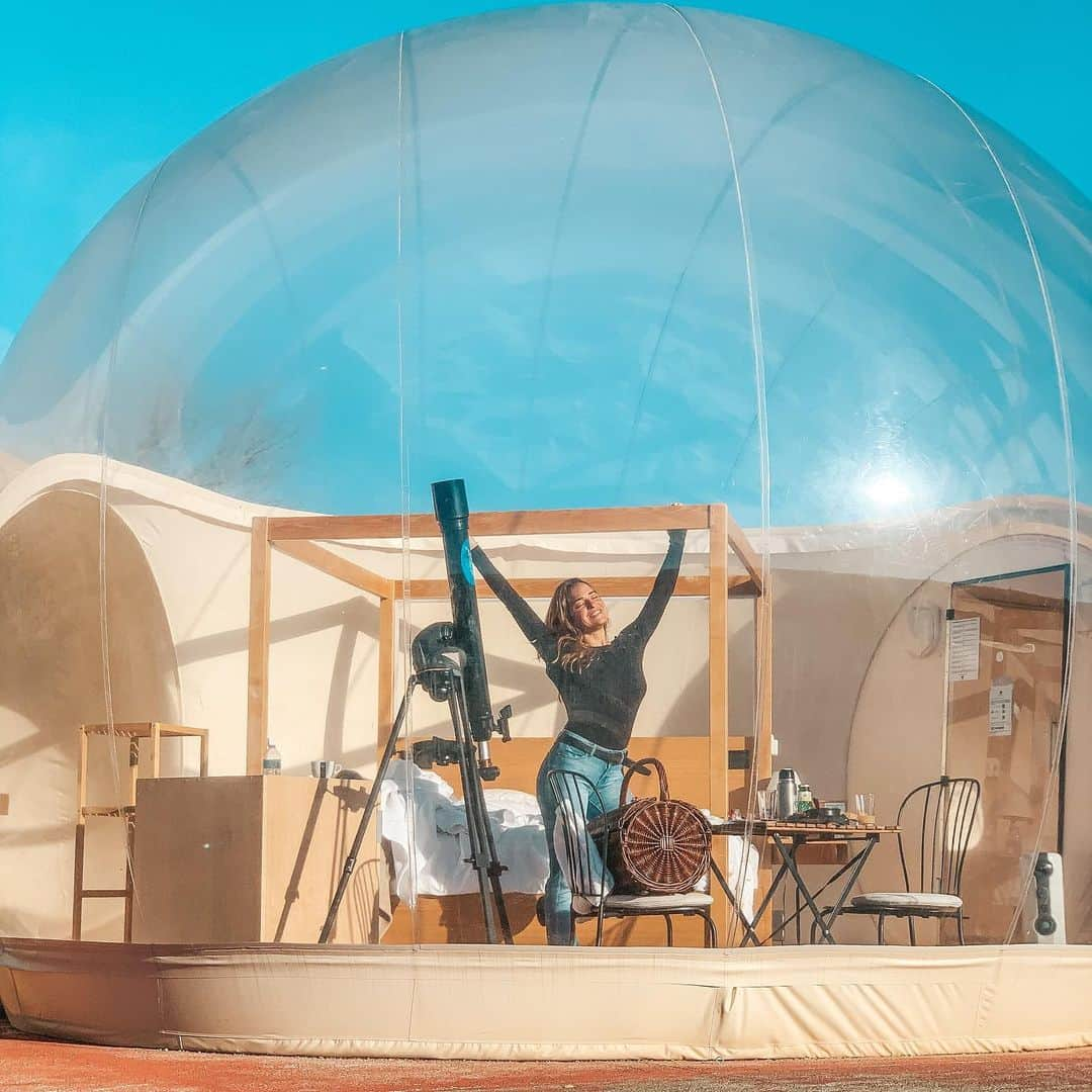 ジェマ・マリンさんのインスタグラム写真 - (ジェマ・マリンInstagram)「I wanted to live the experience of sleeping in a bubble like this. And the truth is that it was better than I expected, I loved it. It's a shame not being able to show you how the stars looked because in these cases the phone is not enough, but the moment I lay down on the bed, turn off the lights and look up at the sky it was like ... BUAH😍. .. How beautiful❤️ I did not want to fall asleep to not miss those views 😊 Tonight I‘ll show you through stories !! Stay tuned  Do you have any question about it??  @zielolasbeatas   #dormirenunaburbuja #burbuja #experienciasinolvidables #experienciasbonitas #bubble #sleepinginabubble #lovethis #selftime  Que ganas tenia de vivir la experiencia de dormir en una burbuja como esta. Y la verdad que ha sido mejor de lo que me esperaba, me ha encantado.  Es una pena no poder mostraros como se veían las estrellas porque en estos casos con el teléfono no es suficiente, pero el momento en el que me tumbe en la cama, apague las luces y mire el cielo fue como... BUAH😍... Que bonito❤️ No quería dormirme para no perderme esas vistas 😊 Esta noche os enseño por stories!!   Tenéis alguna pregunta?? Os leo!!!」12月19日 0時09分 - gemma_marin