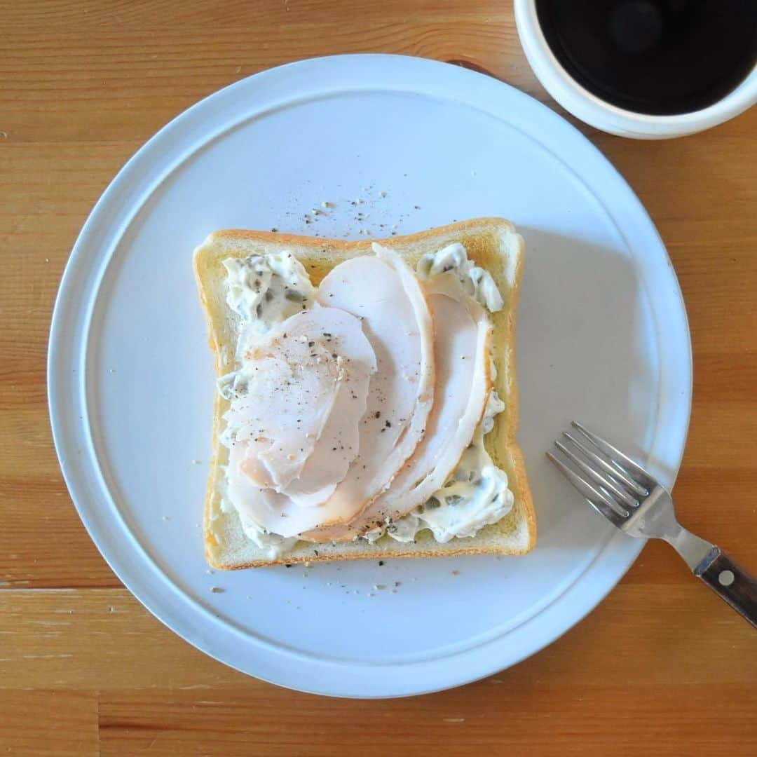 山崎佳のインスタグラム：「Today’s breakfast. クリームチーズ、ピクルス、サラダチキン。 イラストレーターのクリスティーナさん @cristinadlg がクリームチーズのパッケージやったと聞いて、すぐ買ってきた！冬が嬉しくなるかわいいパッケージ。友だちの作品がこうして身近に並ぶのを見ると嬉しいね〜。」