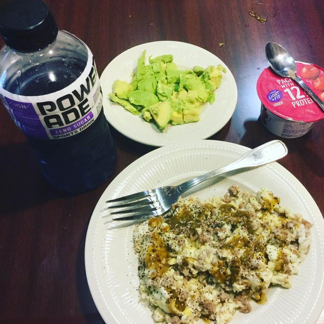 ランス・アーチャーさんのインスタグラム写真 - (ランス・アーチャーInstagram)「(Singing) “The Best part of waking up!!!” Breakfast in my belly! #eggwhite #groundturkey #avocado #greekyogurt #powerade」12月19日 0時14分 - lance_hoyt