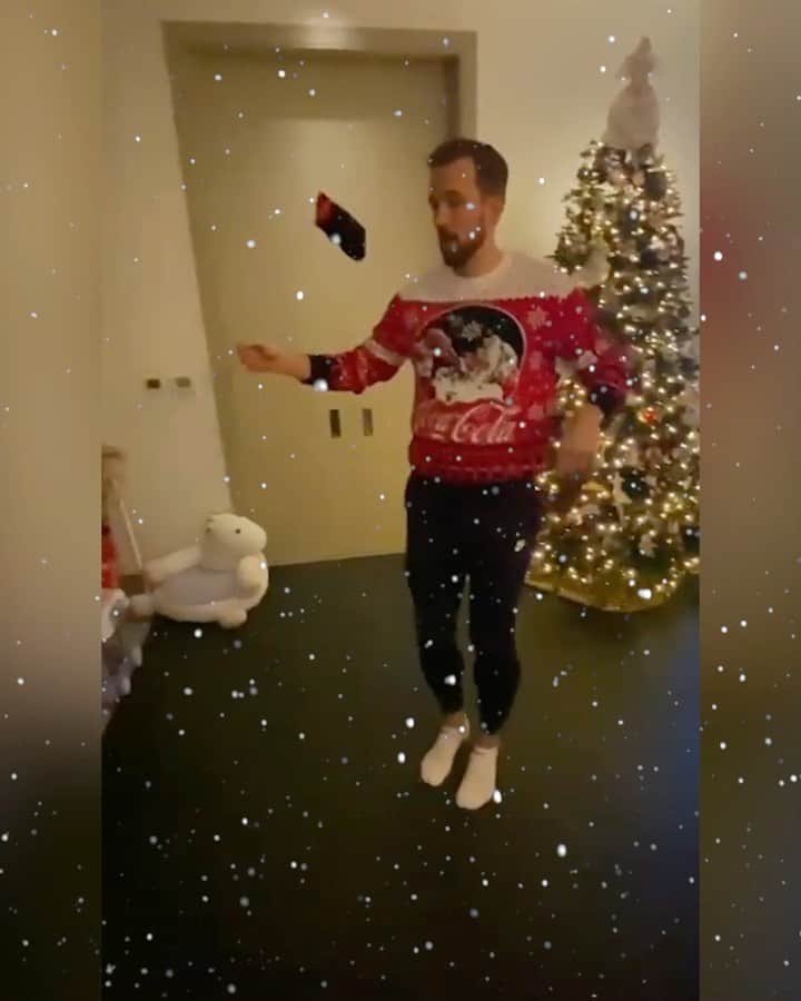 ハリー・ケインのインスタグラム：「I’ve seen @marcusrashford and @jjenas have a go... it’s harder than it looks 😂  Enter @cocacolaeu’s #SockSkillsChallenge and you could win the Premier League trophy in your living room on a day of your choice, plus there are TV bundles and new PL shirts up for grabs. Tag @CocaColaEU and use #SockSkillsChallenge with your video. Get creative and you could win. T&Cs apply: www.coca-cola.co.uk/football #ad」