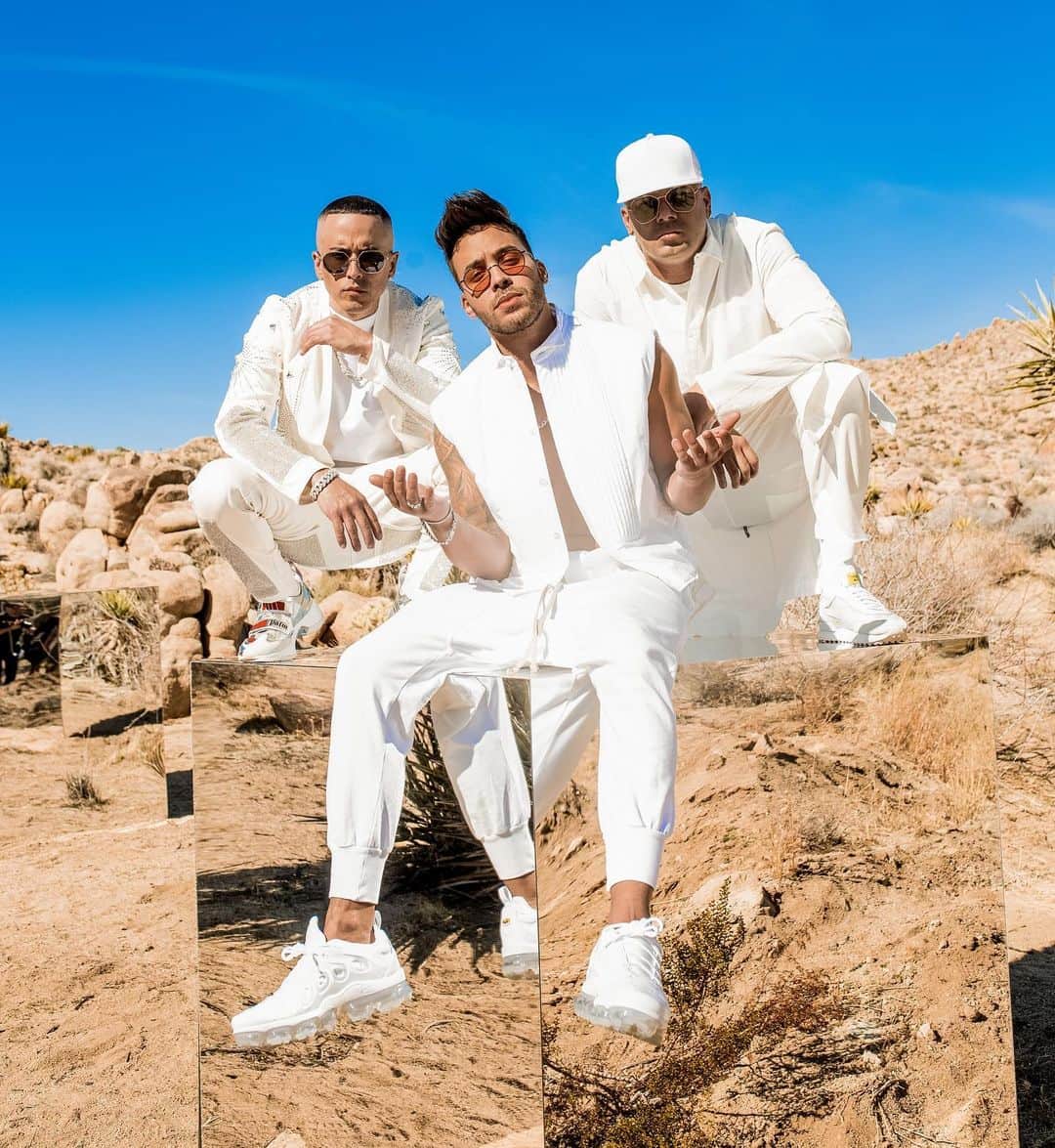 ヤンデルのインスタグラム：「HOY a las 6PM EST el video de #UNAAVENTURA @PrinceRoyce junto a @wisinYyandel 👽🤴🏻👽」