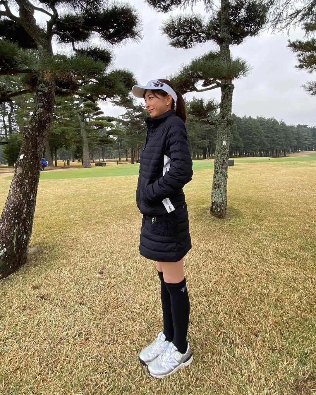 RIKAさんのインスタグラム写真 - (RIKAInstagram)「. おはようございます☀ 一気に寒くなりましたね🥶❄️ . この日のコーデは全身ニューバランス💖 @newbalancegolf_japan  . シンプルにみえるけど所々オシャレで可愛い😍💕 薄手のダウンなのにあったかくて動きやすいのがお気に入りのポイント✨ . みなさんもしっかり防寒対策してこの冬を乗り切りましょう❗️❗️ . . . #ゴルフ#golf#⛳️#ゴルフ女子#ゴルフ好き#ゴルフウエア#ゴルフコーデ#ゴルフスイング#골프 #골프웨어 #골프스윙 #여행 #해외여행 #골프스타그램 #골프중독 #와인 #소주 #좋은시간 #冬ゴルフ#vivigolf#ビビゴルフ#ニューバランス#ニューバランスゴルフ#オシャレ#可愛い」12月19日 5時49分 - rinrikagolf
