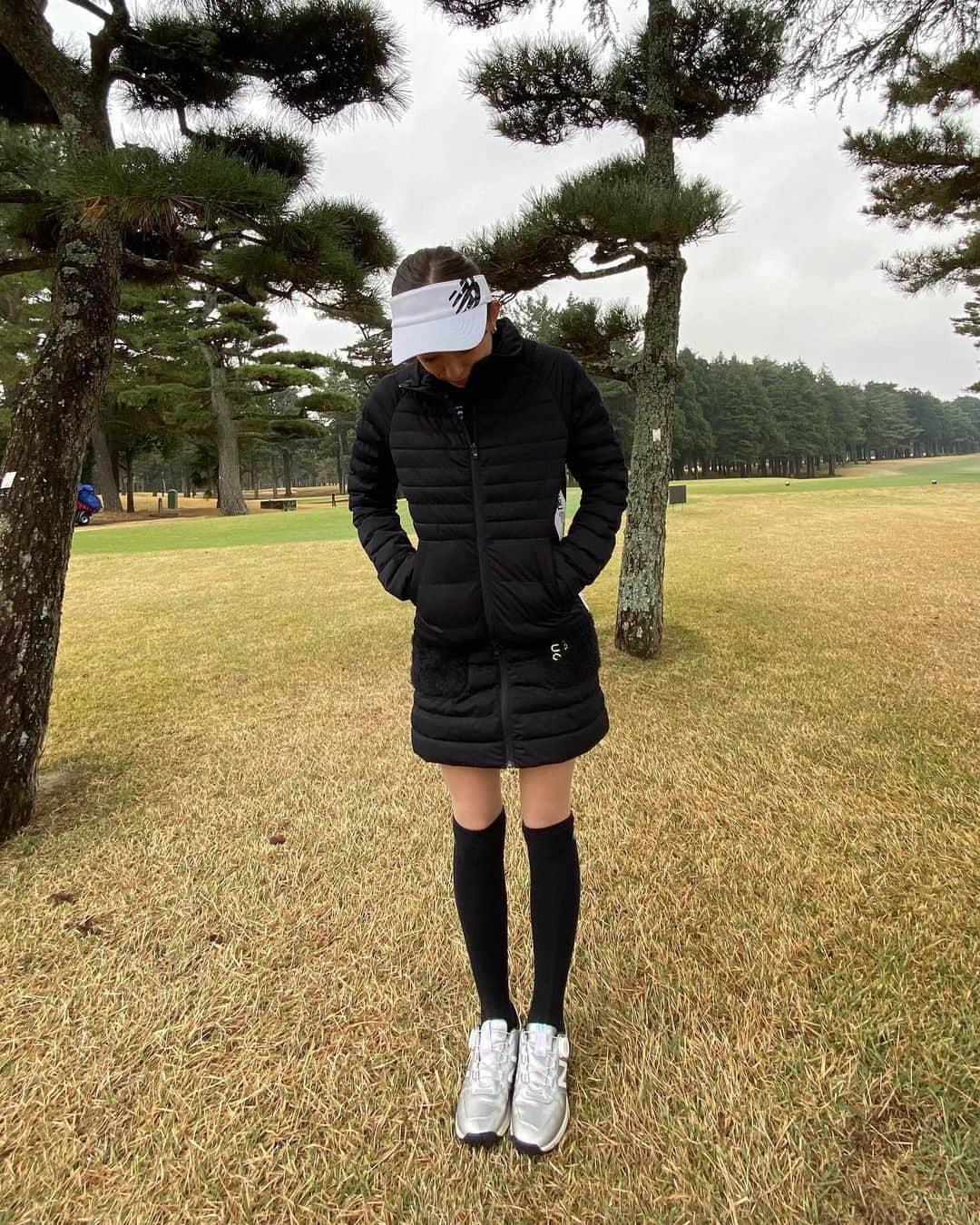 RIKAさんのインスタグラム写真 - (RIKAInstagram)「. おはようございます☀ 一気に寒くなりましたね🥶❄️ . この日のコーデは全身ニューバランス💖 @newbalancegolf_japan  . シンプルにみえるけど所々オシャレで可愛い😍💕 薄手のダウンなのにあったかくて動きやすいのがお気に入りのポイント✨ . みなさんもしっかり防寒対策してこの冬を乗り切りましょう❗️❗️ . . . #ゴルフ#golf#⛳️#ゴルフ女子#ゴルフ好き#ゴルフウエア#ゴルフコーデ#ゴルフスイング#골프 #골프웨어 #골프스윙 #여행 #해외여행 #골프스타그램 #골프중독 #와인 #소주 #좋은시간 #冬ゴルフ#vivigolf#ビビゴルフ#ニューバランス#ニューバランスゴルフ#オシャレ#可愛い」12月19日 5時49分 - rinrikagolf